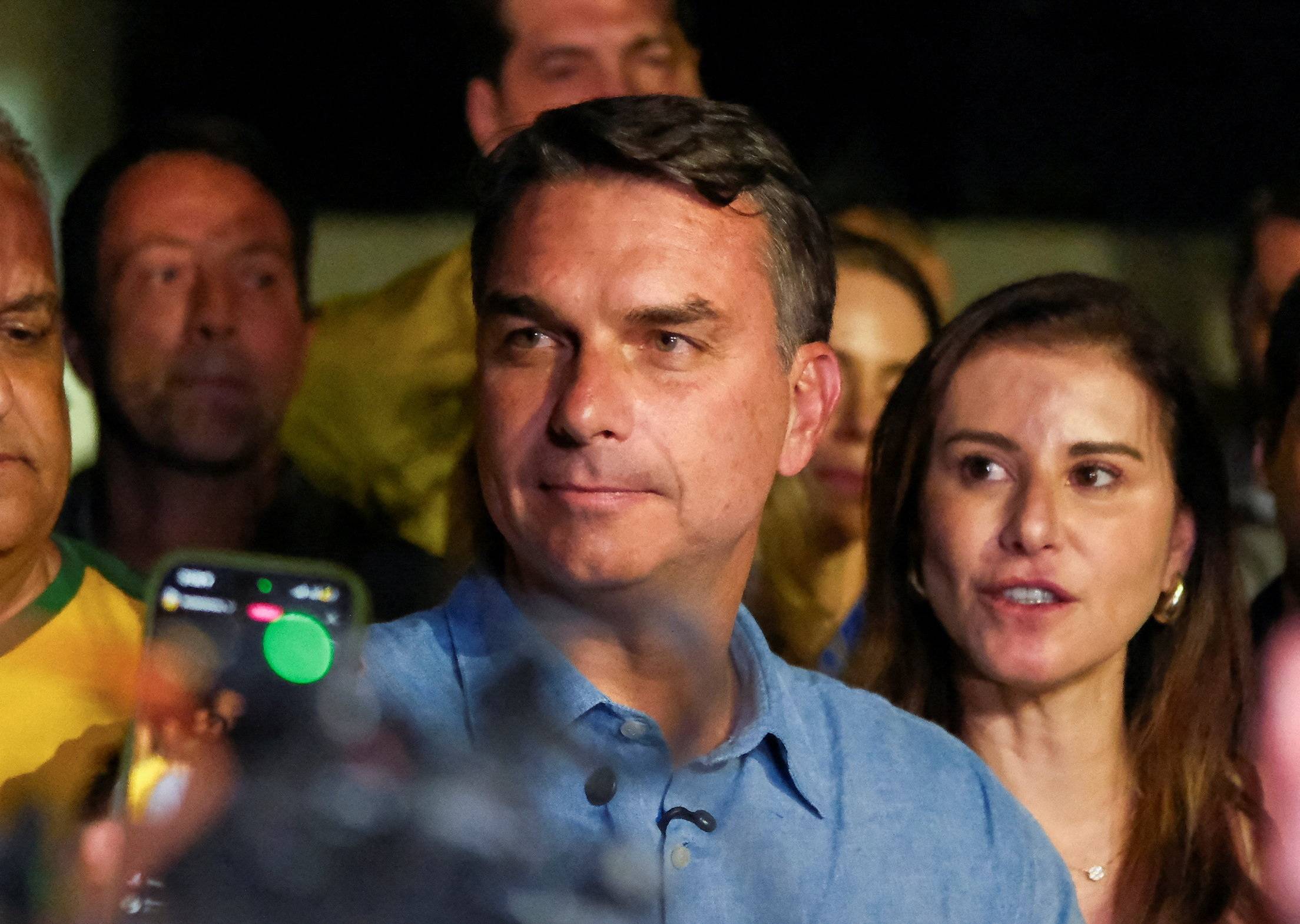 Flávio Bolsonaro descarta privatização da Petrobras e critica subsídios do governo