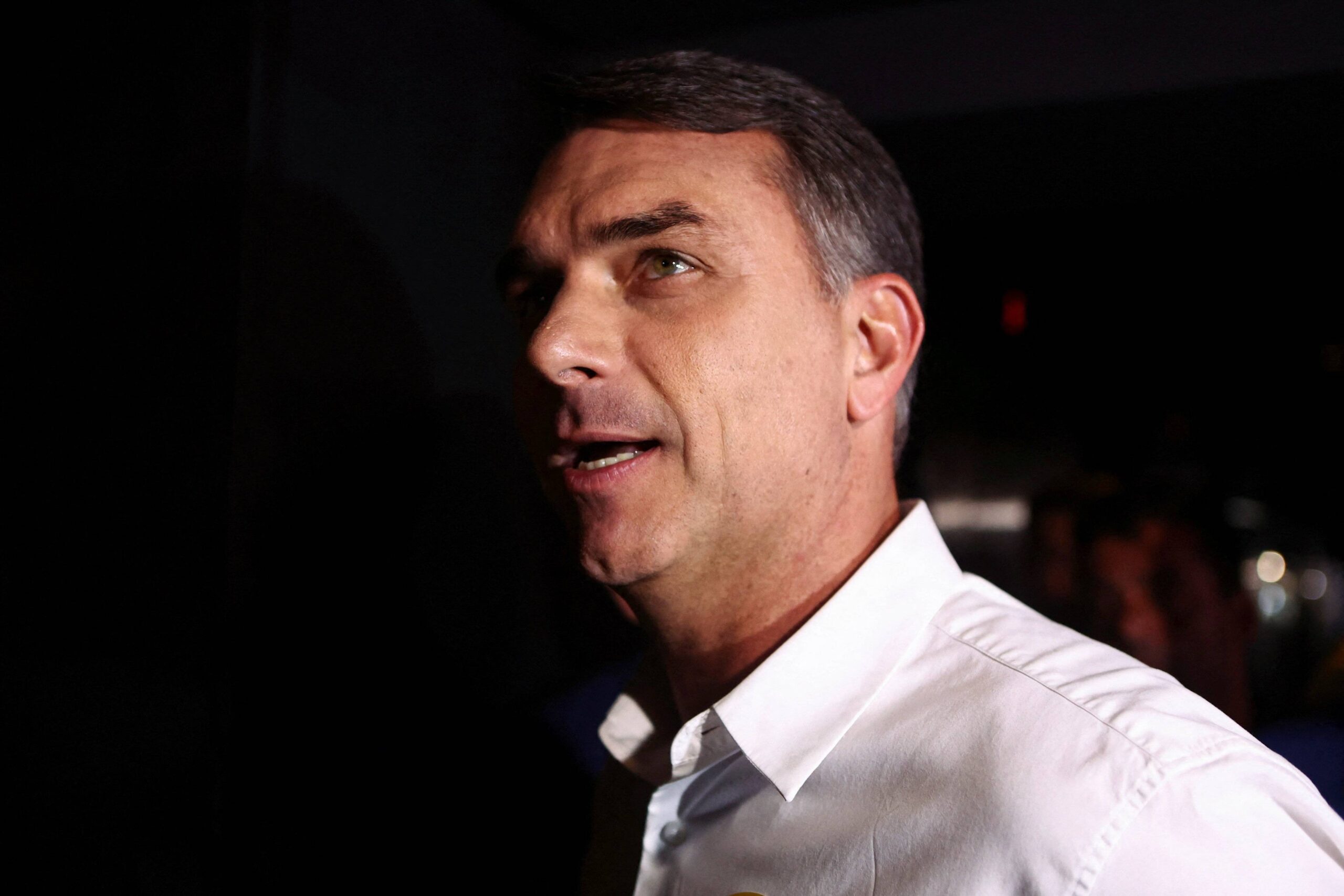 Pesquisa aponta apoio de 74% nas redes ao fim da escala 6×1, mas Flávio Bolsonaro enfrenta dúvidas