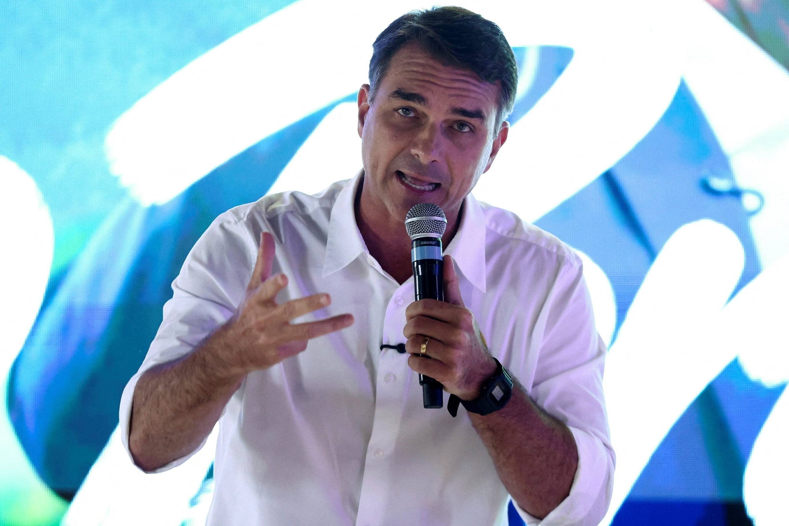 Flávio Bolsonaro alerta para falsas promessas de cargos em sua campanha