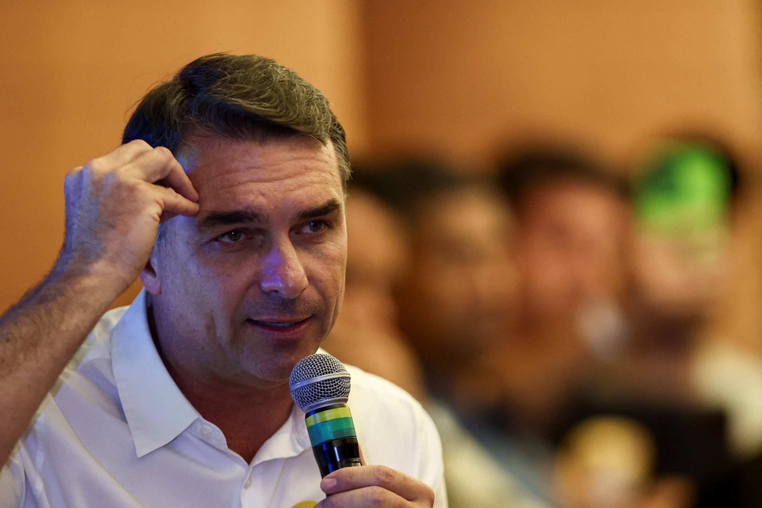 Programa eleitoral de Flávio Bolsonaro é exibido sem áudio na TV