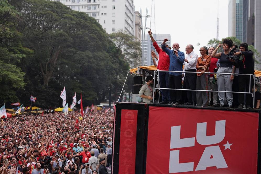 Lula aposta em jovens e anuncia revolução tecnológica para próximo mandato