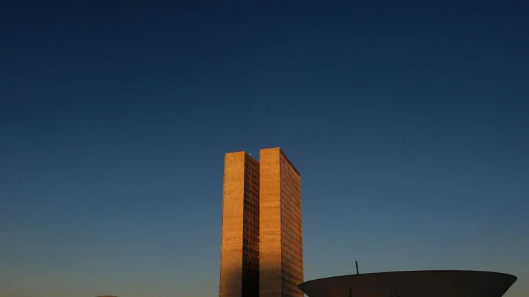 Derrotados nas urnas mantêm relatorias sobre impostos e recursos públicos