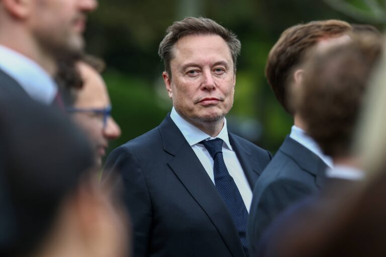Elon Musk avalia fusão entre SpaceX e Tesla em potencial negócio bilionário