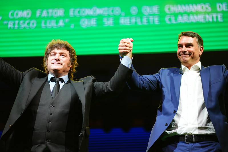 Milei critica Lula e manifesta apoio a Flávio Bolsonaro na eleição brasileira