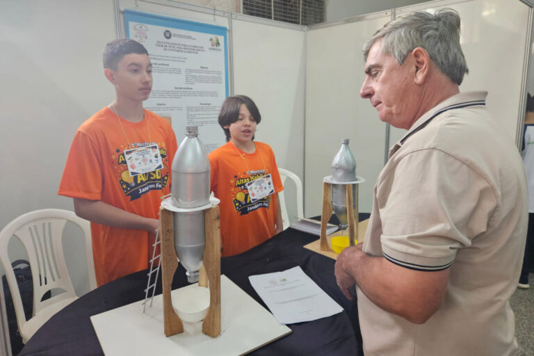 Alunos de Apucarana desenvolvem protótipo que aumenta segurança em silos de aviários
