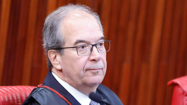 Corregedor eleitoral proíbe impulsionamento pago de posts de Nikolas e Marçal
