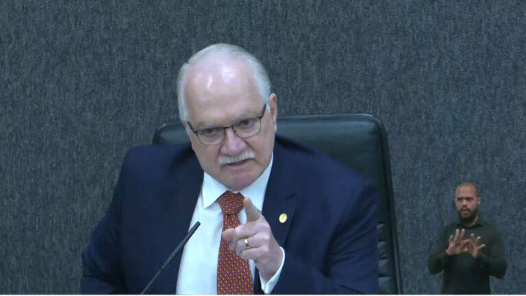 Fachin reprime desembargador durante julgamento do CNJ