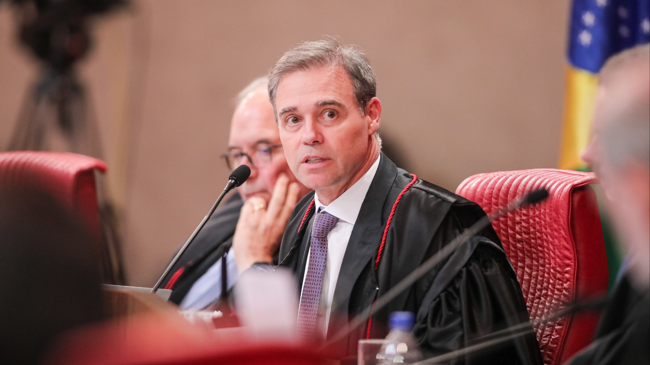 Lula e Flávio Bolsonaro fecham acordo para abertura de sigilos no TSE