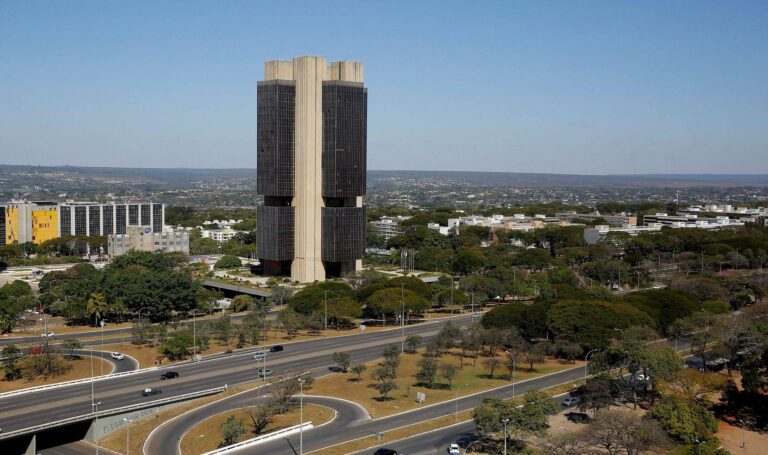 Mercado reduz projeção para PIB de 2026 e eleva estimativa de inflação