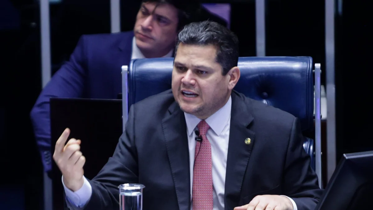 Alcolumbre agenda primeiro turno da PEC que acaba com escala 6×1 para 14 de outubro
