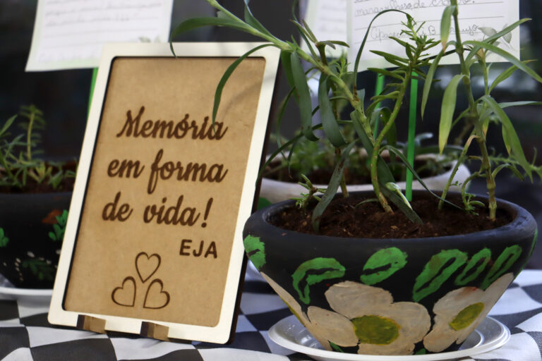 Alunos da EJA promovem exposição de arte em Londrina