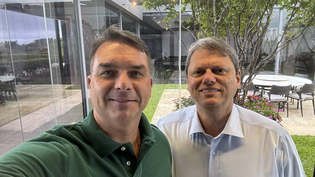 Tarcísio de Freitas reforça preparação de Flávio Bolsonaro para debate em Brasília