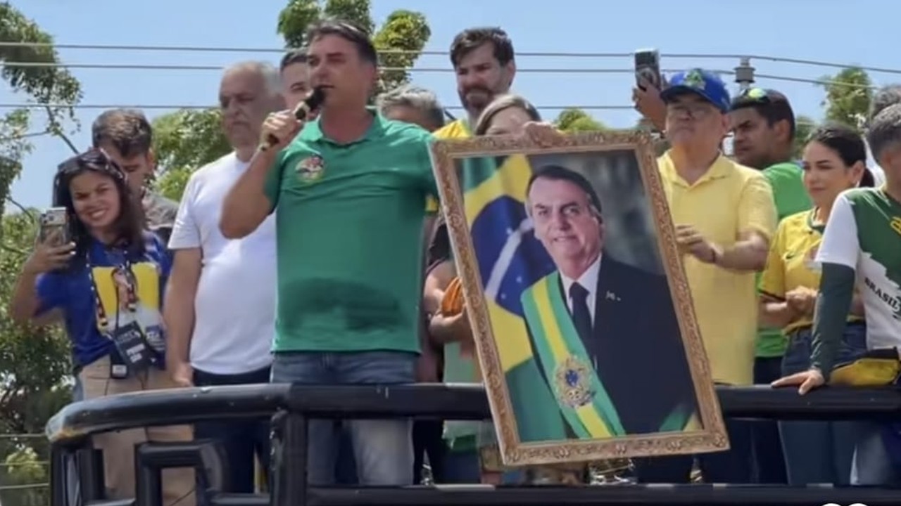 Flávio Bolsonaro reforça promessa de faixa presidencial entregue por Jair Bolsonaro