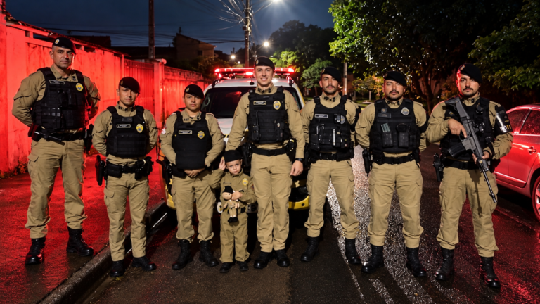 Polícia Militar participa de festa de menino em tratamento contra tumor em Curitiba