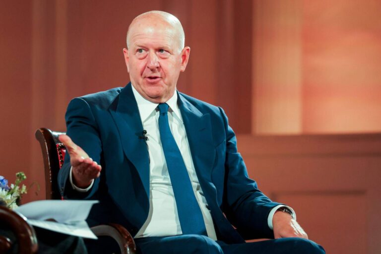 CEO do Goldman Sachs destaca uso prático da IA para pequenas empresas