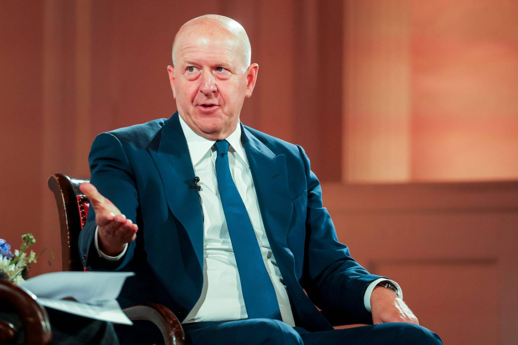 CEO do Goldman Sachs destaca uso prático da IA para pequenas empresas