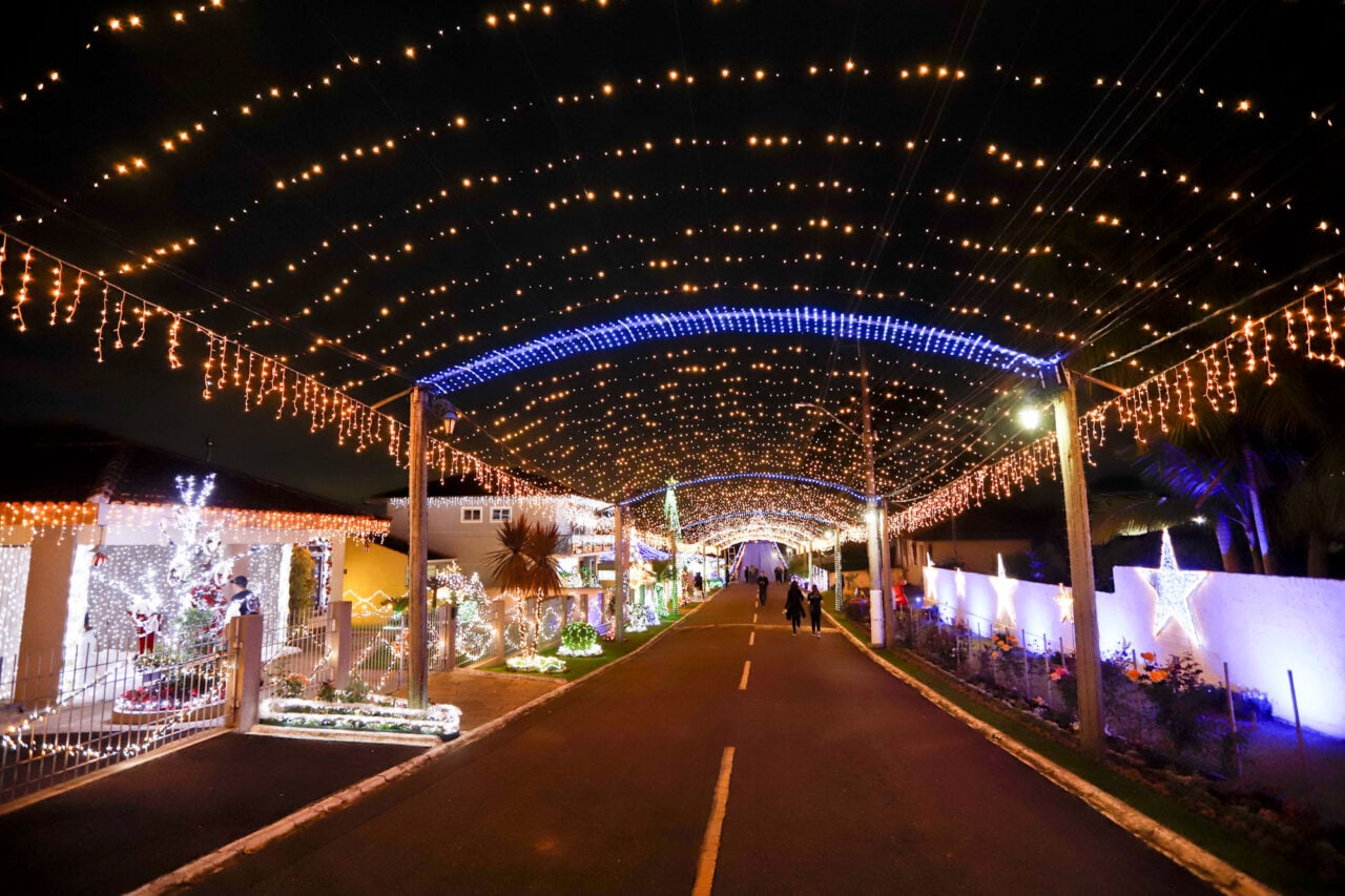Natal da Família Moletta amplia castelo e inova iluminação em Curitiba
