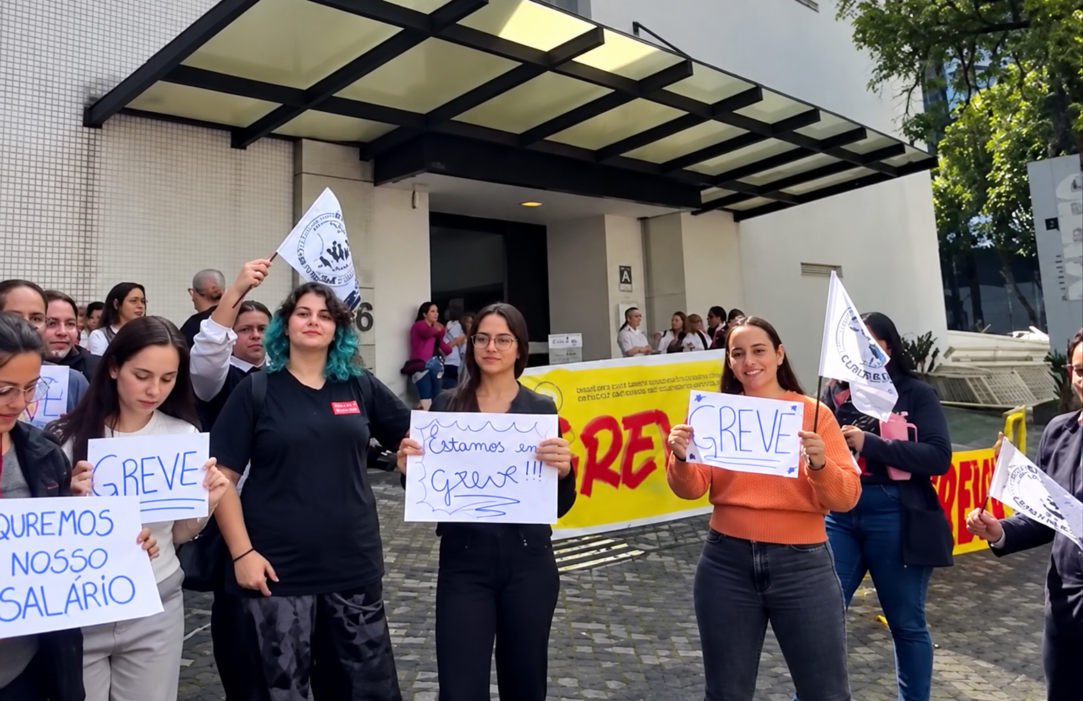 Funcionários dos hospitais Vita em Curitiba fazem greve por salários atrasados