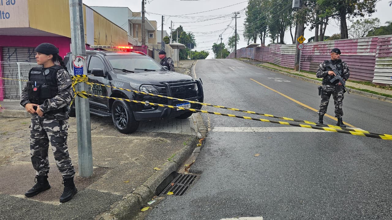 CMEI em Curitiba tem crianças feitas reféns; familiares reivindicam informações