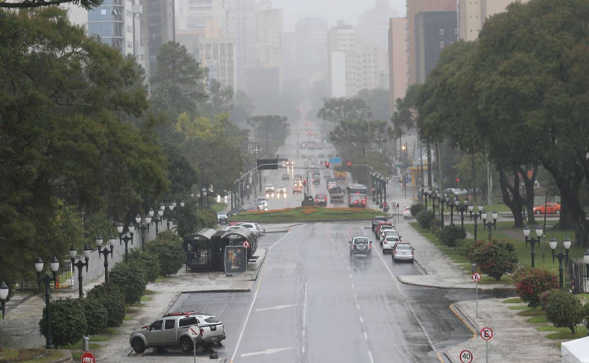 Instituto Nacional de Meteorologia emite alerta amarelo para todas as cidades do Paraná no feriado