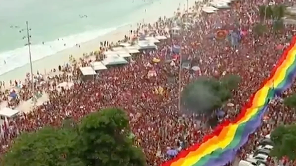 Manifestantes realizam ato pró-Lula em Copacabana com foco na democracia