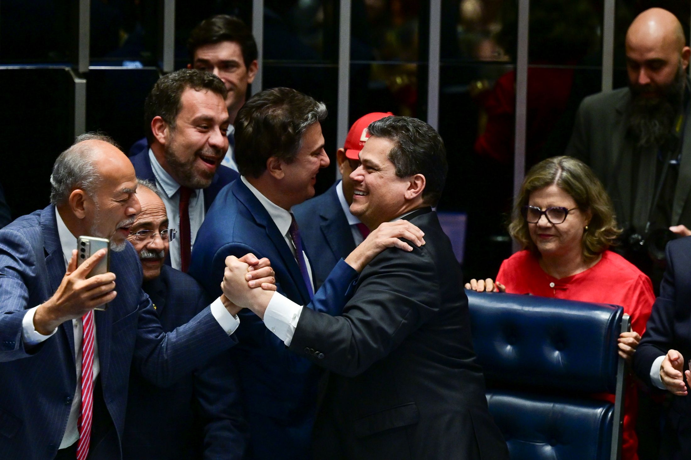 Senado aprova fim da escala 6×1 com apoio unânime e diálogo entre Alcolumbre e PT