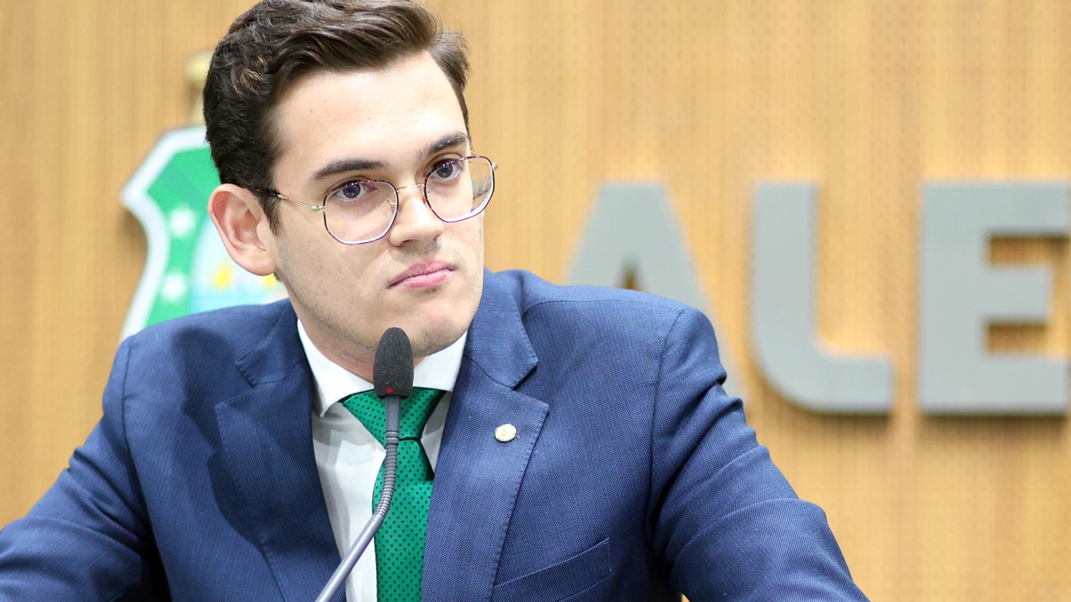 Carmelo Neto assume cadeira na Câmara após trajetória na direita cearense
