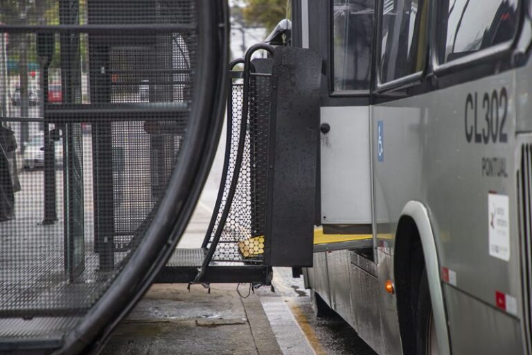 Curitiba avalia projeto para ônibus gratuitos em até quatro anos