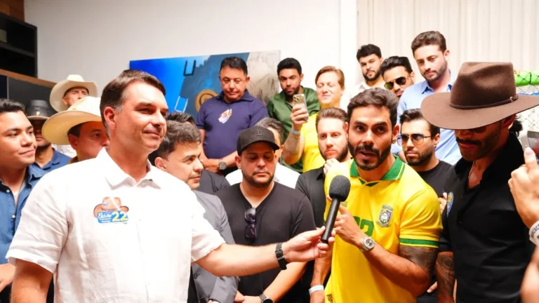 Flávio Bolsonaro recebe apoio de mais de 30 cantores sertanejos em Goiás