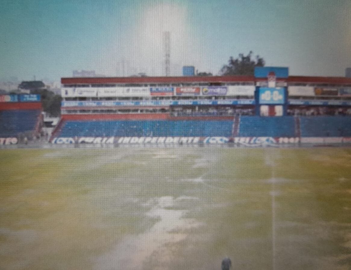 Chuva forte alaga Vila Capanema e interrompe jogo do Paraná Clube