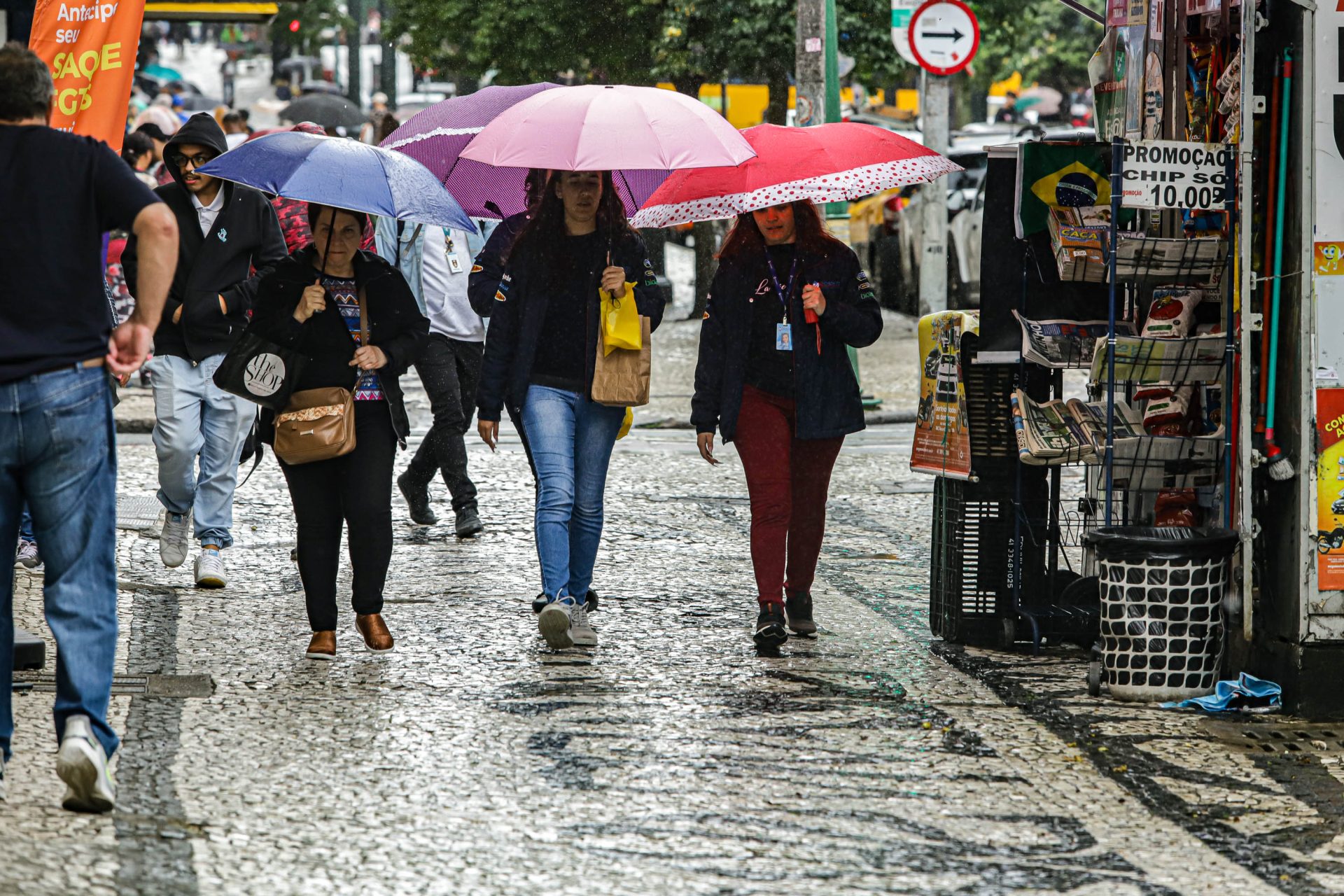 Domingo das eleições terá 98% de chance de chuva em Curitiba, aponta Simepar