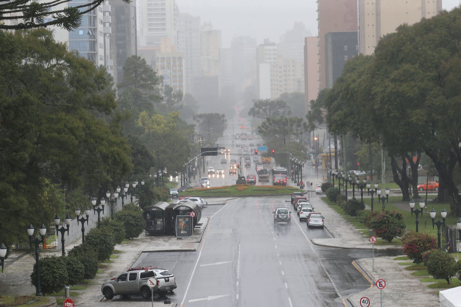 Curitiba registra manhã fria e chuva com máxima de 15°C nesta terça