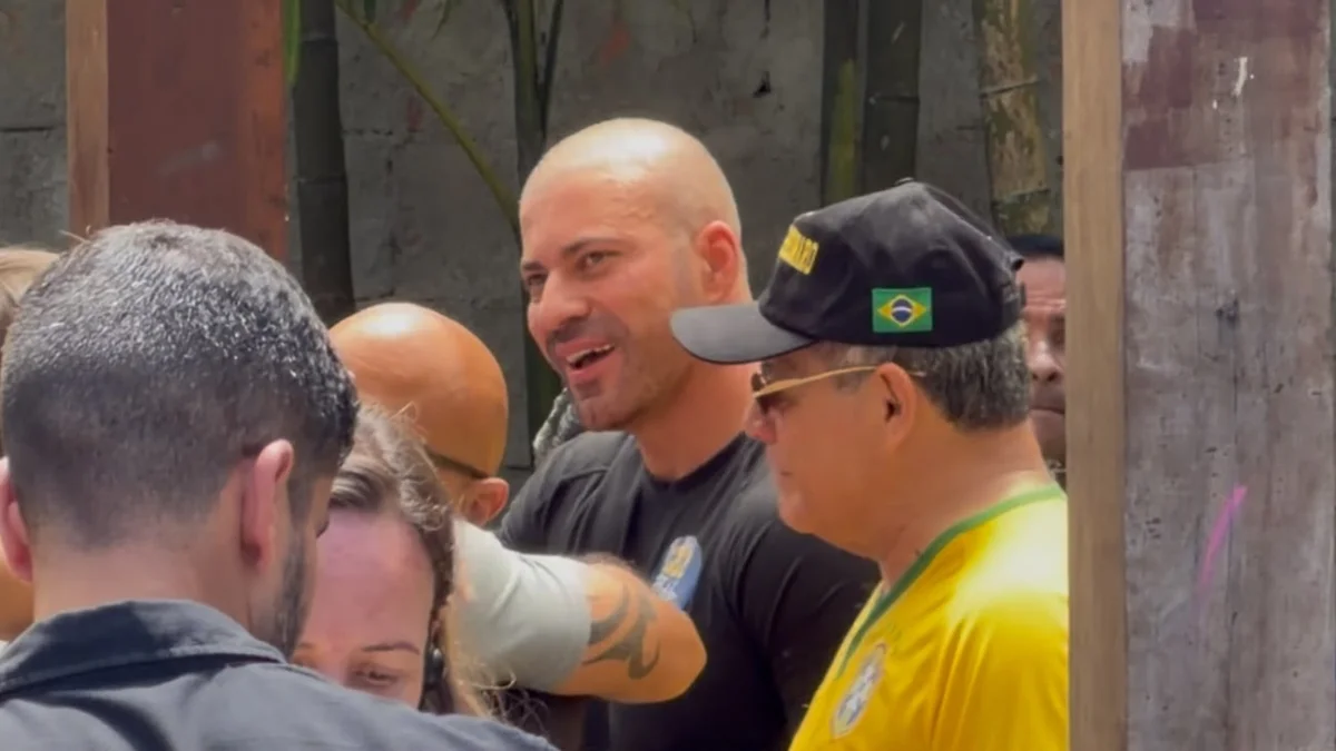 Daniel Silveira participa de reunião com Flávio Bolsonaro e Douglas Ruas usando tornozeleira