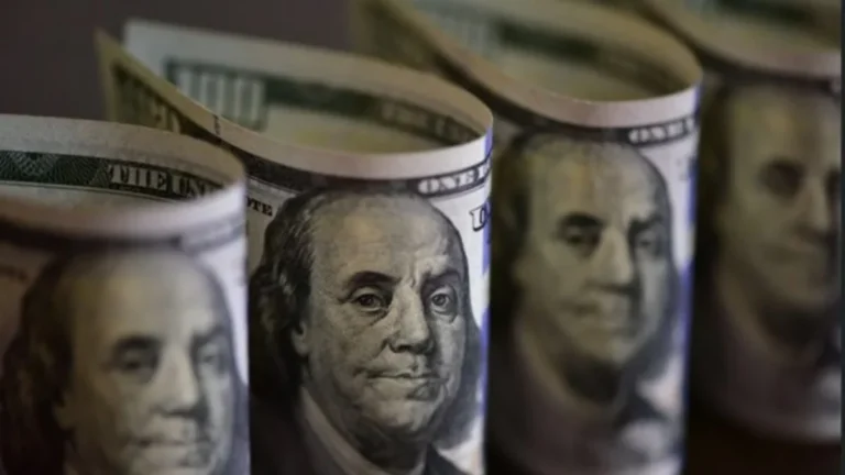 Dólar fecha em alta a R$ 5,44 com influência de mercado externo e dados locais