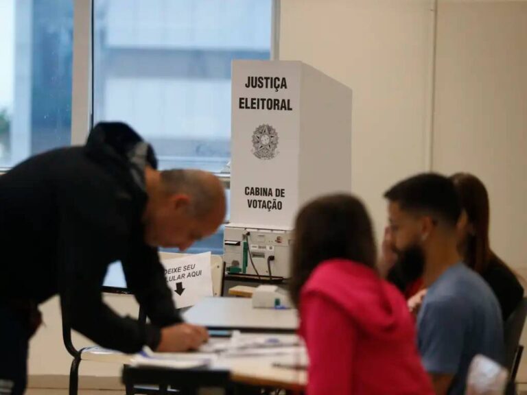 Trabalhador tem direito a se ausentar para votar sem desconto salarial