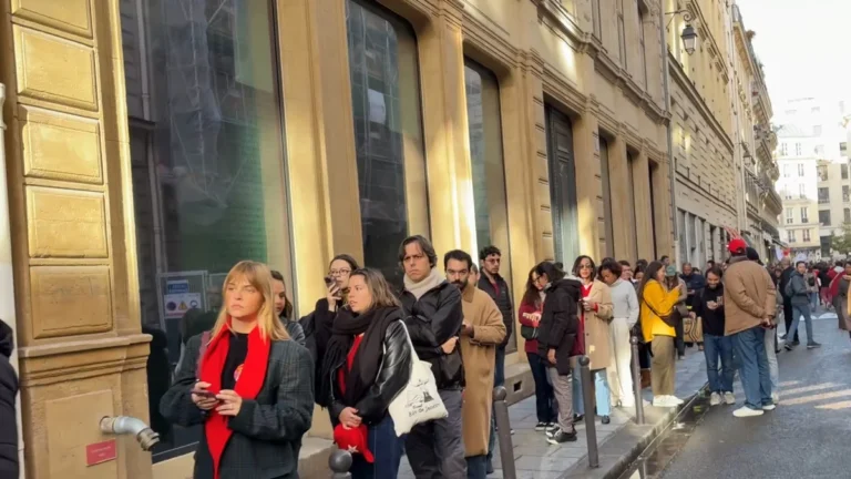 Eleitores brasileiros enfrentam filas para votar no exterior em 2026