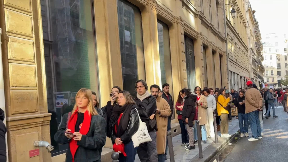 Eleitores brasileiros enfrentam filas para votar no exterior em 2026