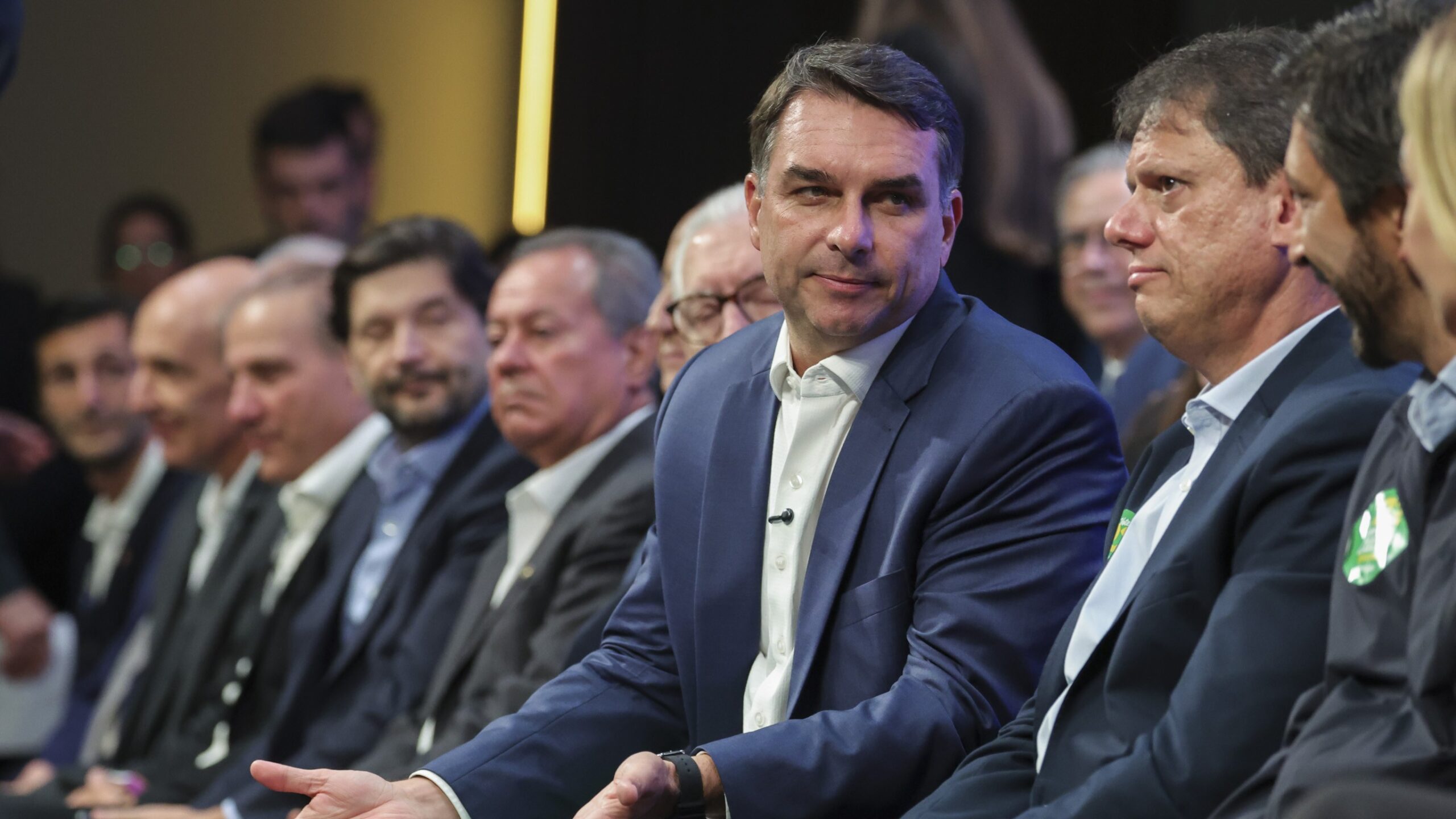 Flávio Bolsonaro destaca Tarcísio e Daniella contra Haddads em evento empresarial