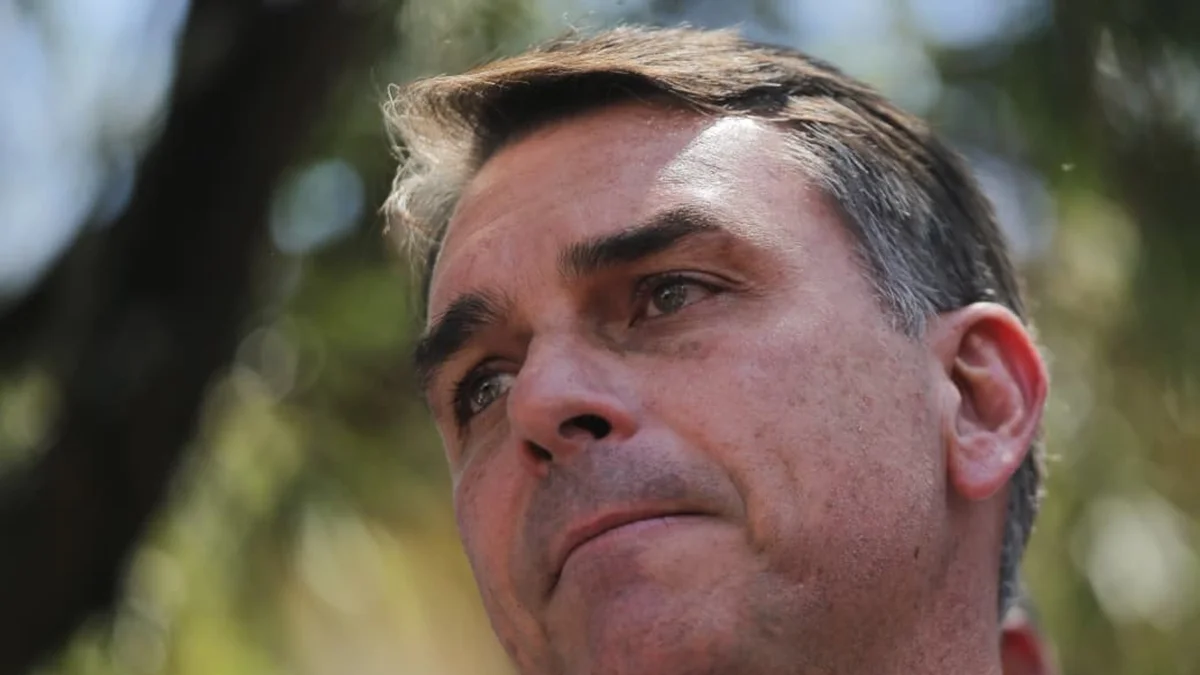 Lindbergh Farias pede que PF investigue Flávio Bolsonaro na Operação Sem Desconto