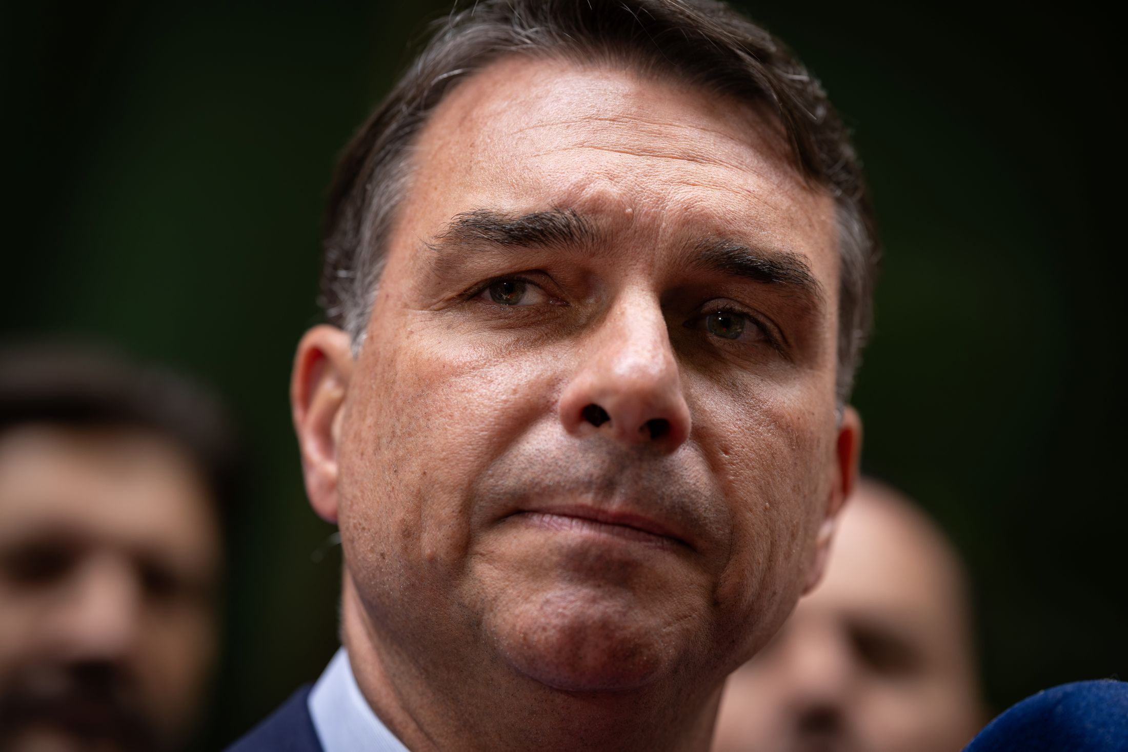 Flávio Bolsonaro critica liberação de canal pró-Lula no WhatsApp