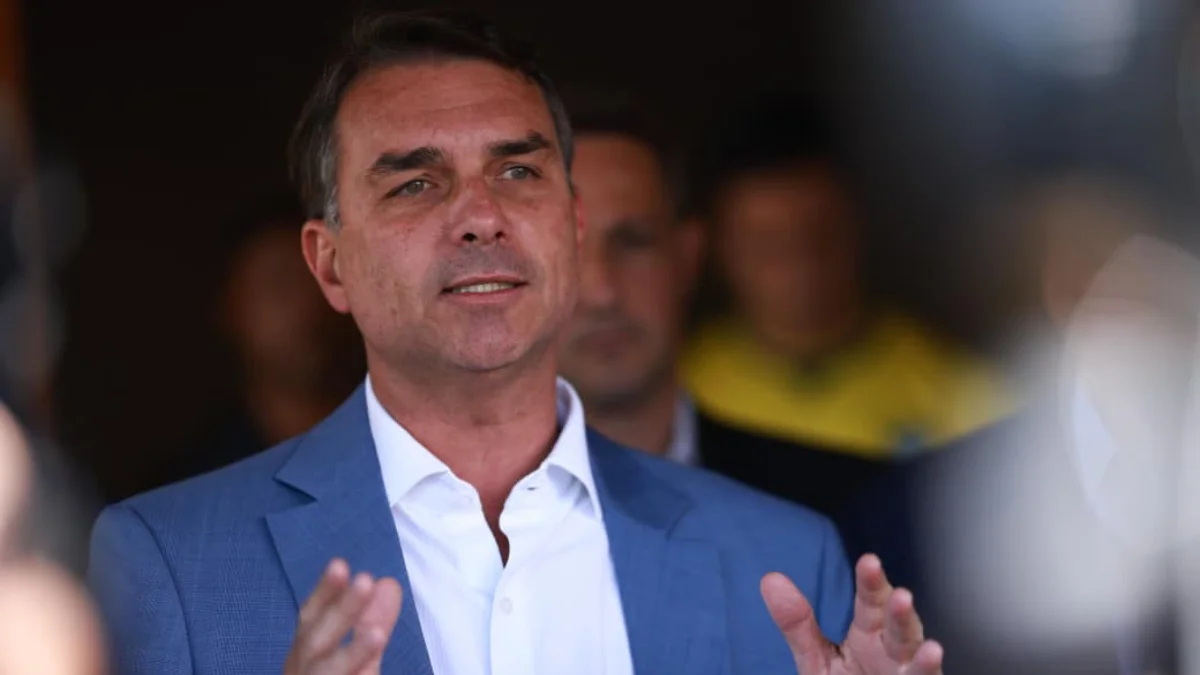 Flávio Bolsonaro pede cassação de chapa Lula-Alckmin por uso da Rádio Nacional