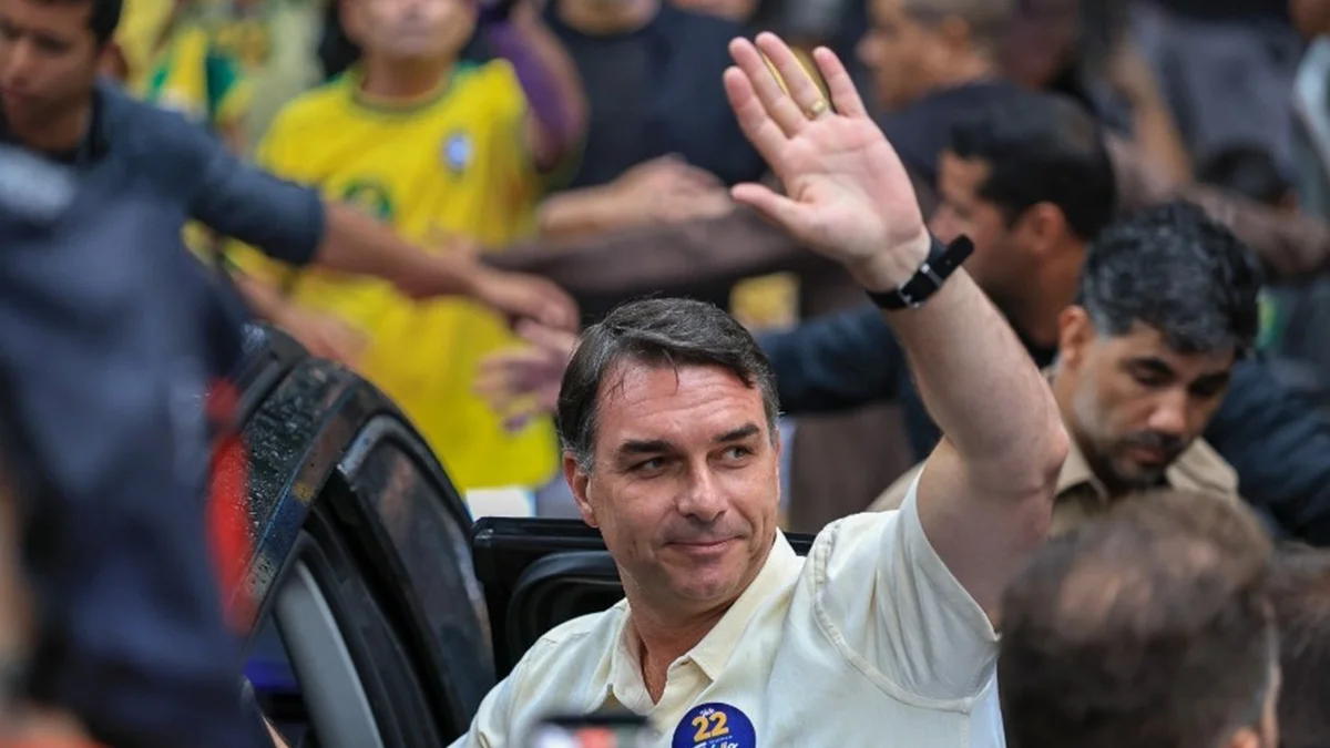 Flávio Bolsonaro vota no Rio e destaca momento decisivo nas eleições