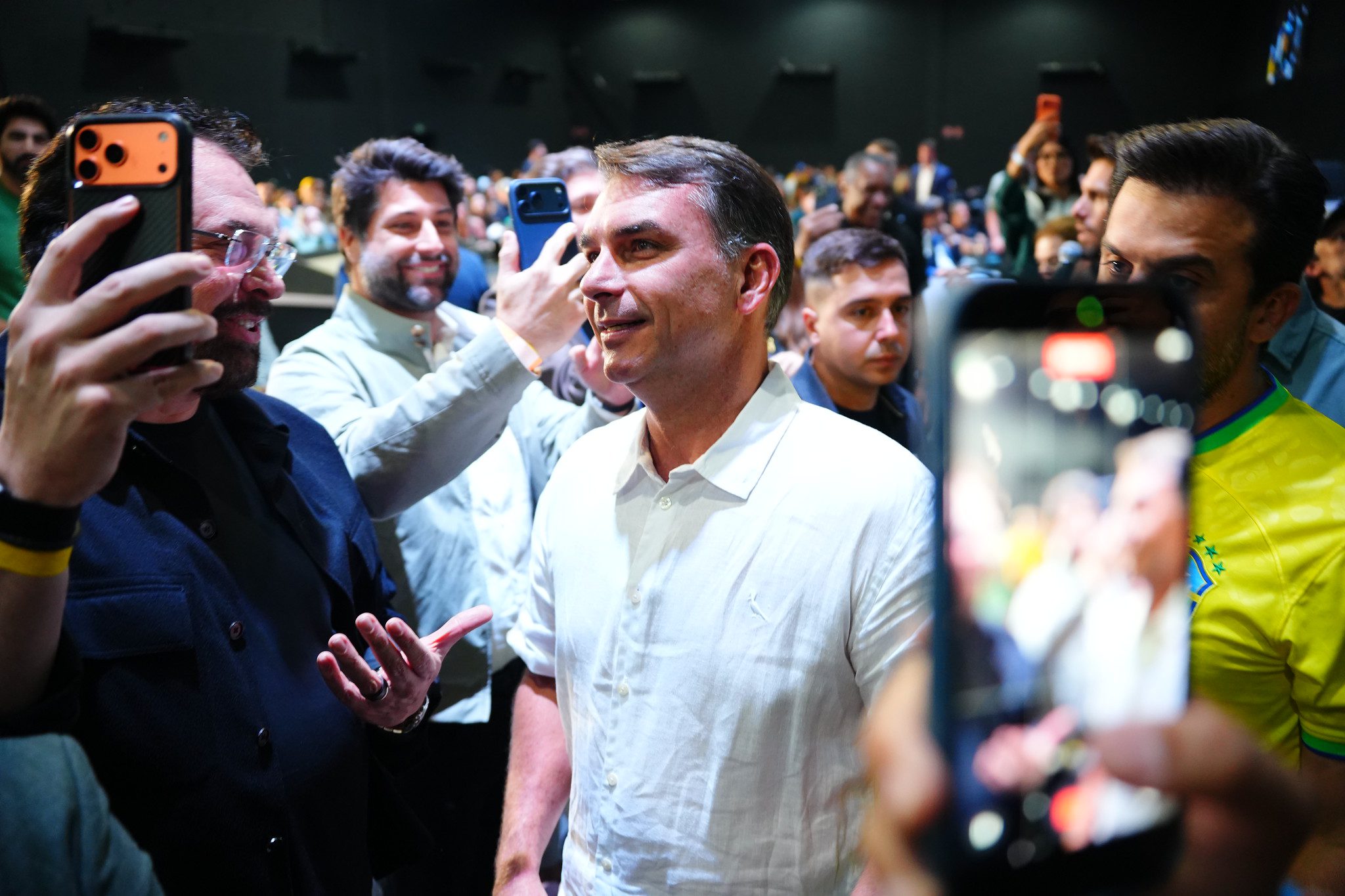 Flávio lidera com 50,6% contra 49,4% de Lula, mostra pesquisa Indexa