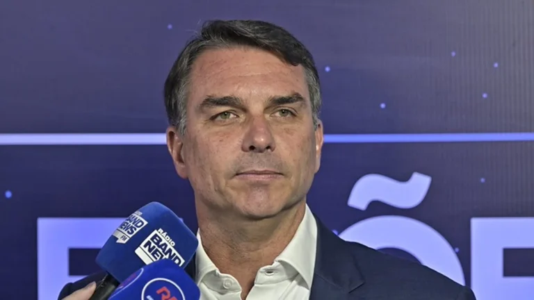 PT reúne 100 assinaturas para CPMI sobre Flávio Bolsonaro e Dark Horse