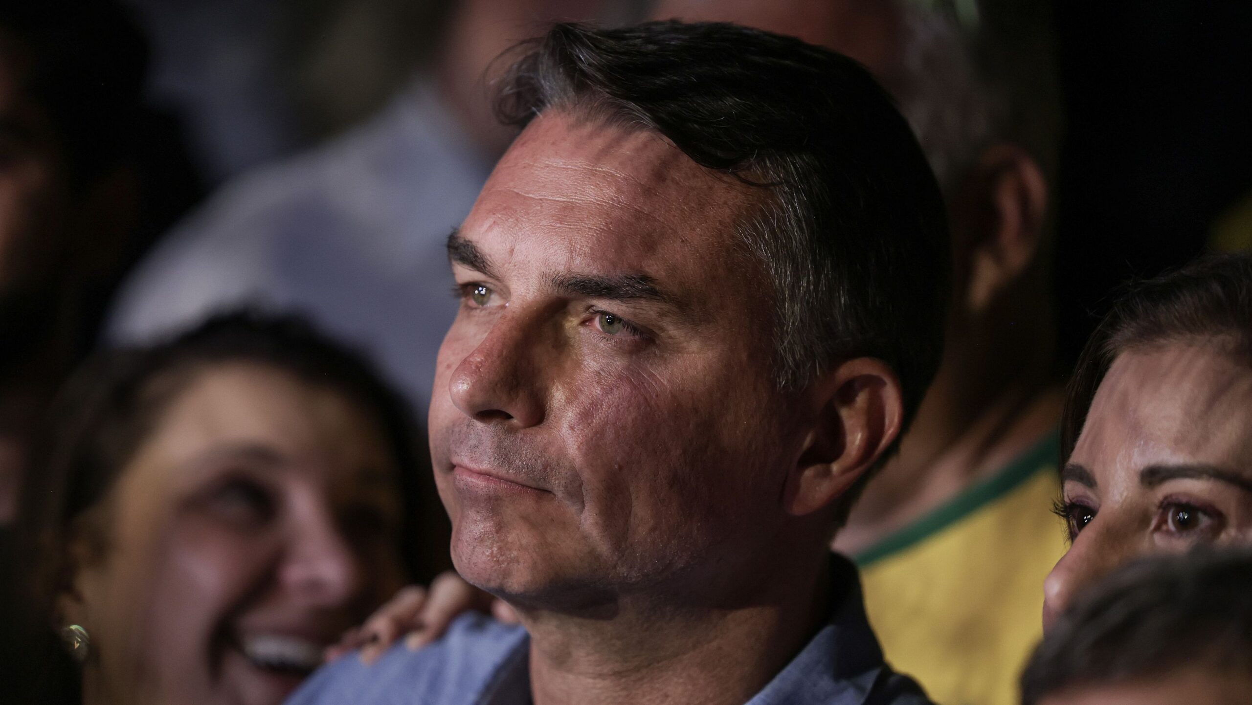 Flávio Bolsonaro prevê crise econômica e eleição presidencial antecipada