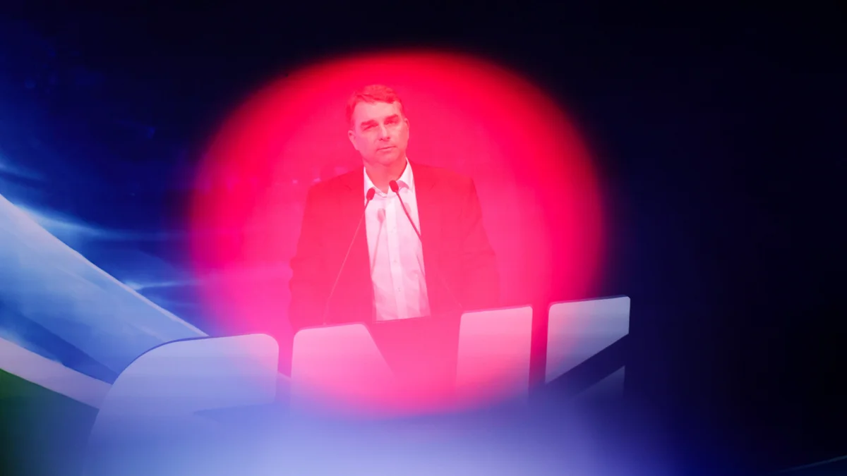 Flávio Bolsonaro confirma presença em debate e enfrenta questionamentos no PL