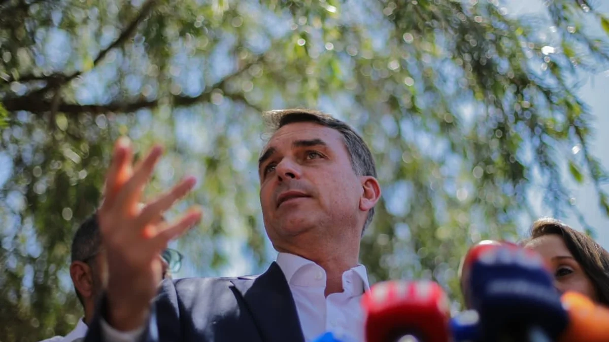 Flávio Bolsonaro nega corte em aposentadorias e promete reajuste acima da inflação
