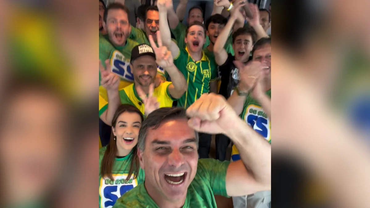 Flávio Bolsonaro garante apoio a Minas e Cleitinho em ato em BH