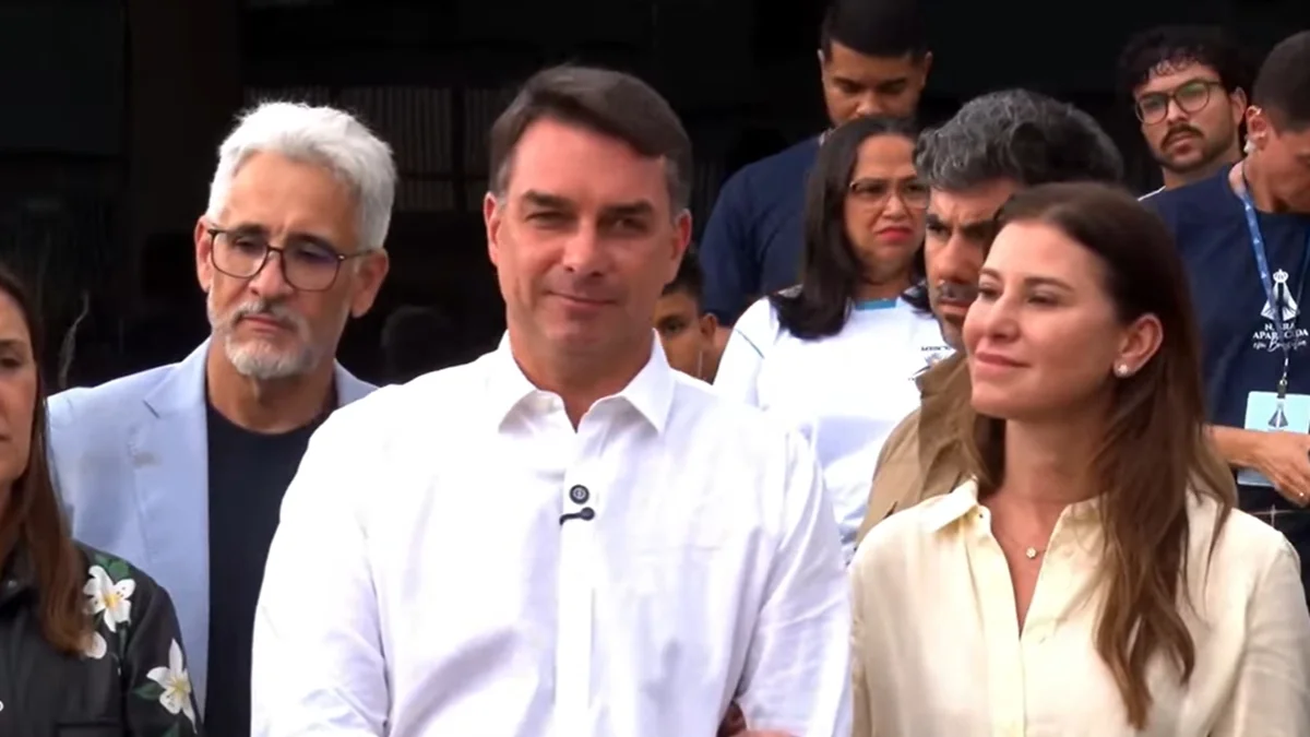 Moraes autoriza Flávio Bolsonaro a visitar pai após 90 dias
