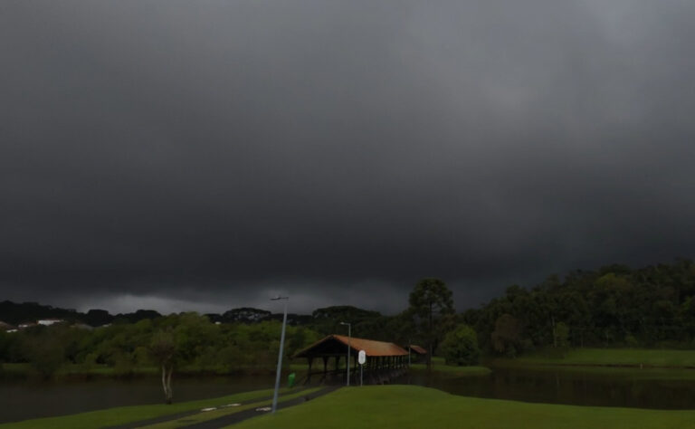 Frente fria traz risco de temporais em várias regiões do Paraná